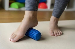 Wałek do masażu i rehabilitacji 15 cm Tullo niebieski